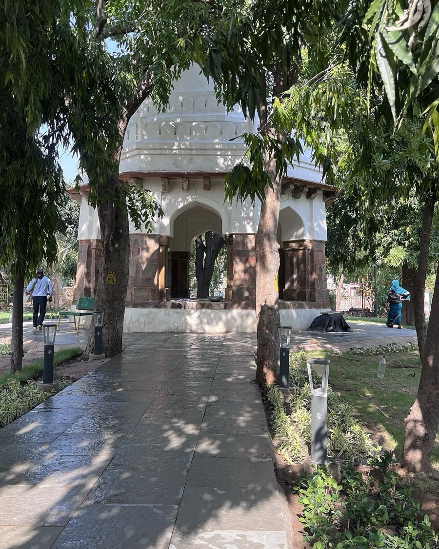 Defence Colony market